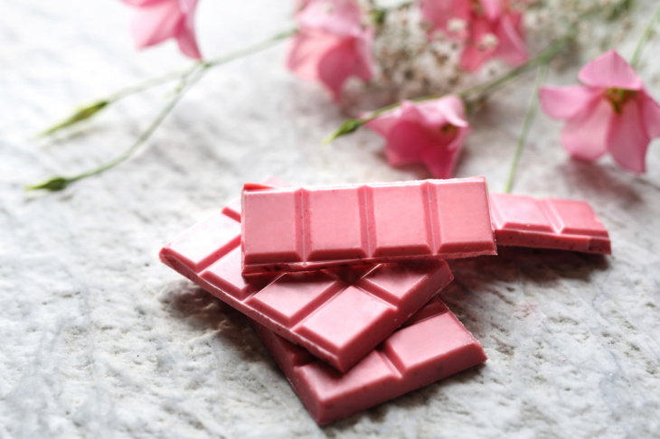 Sladké tajomstvá: Čím je prifarbená ružová čokoláda a ako vlastne chutí?