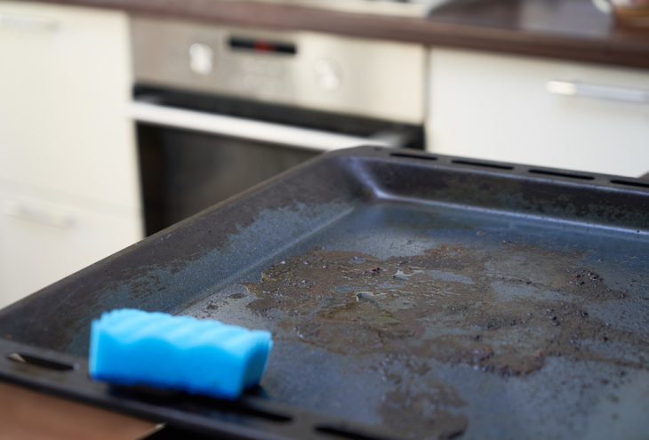 Ako vyčistiť pripálený plech? Skúste tento spôsob, funguje aj na odolnú špinu