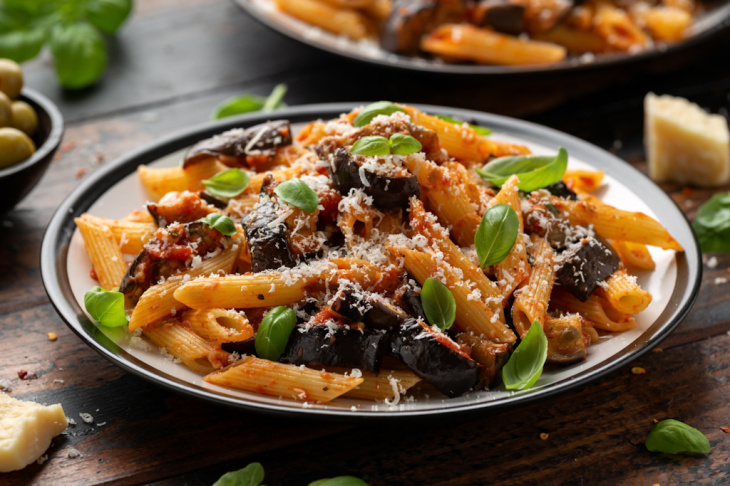 Pasta alla Norma (cestoviny s paradajkovou omáčkou a baklažánom)