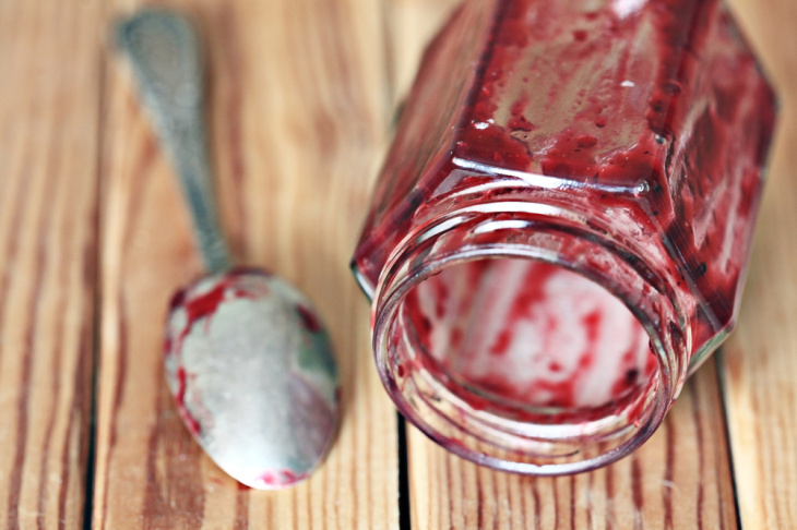 Zvyšky džemu, medu či horčice nemusíte z pohárov dolovať. Spravte nápoj alebo dresing rovno v nich