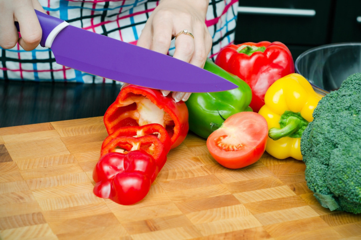 Keramický nôž nedokáže všetko. Na čo je najlepší a k čomu sa s ním radšej nepribližovať?