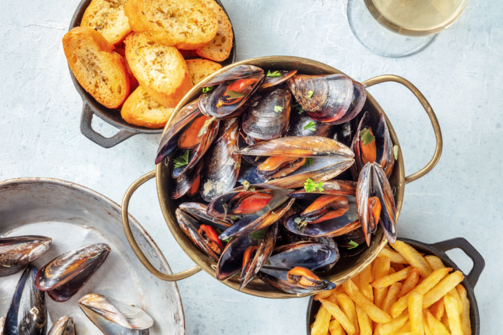 Moules Frites (slávky s hranolkami)