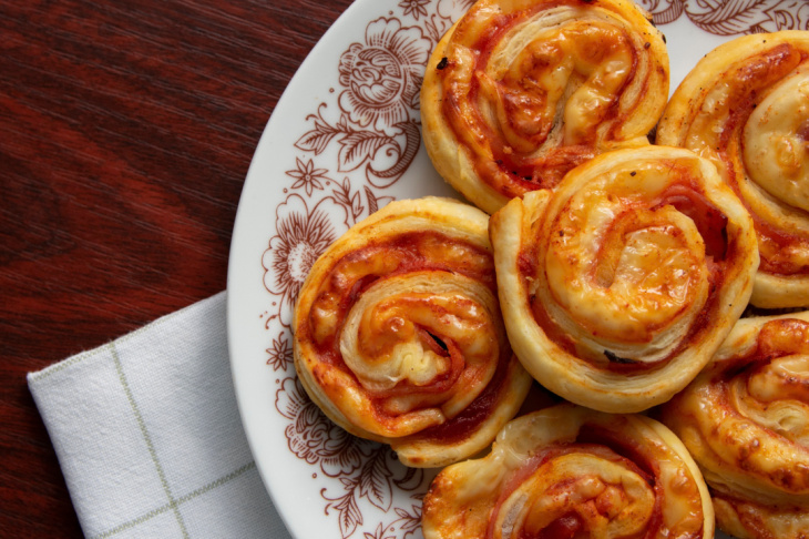 Slané slimáky s chorizom z pizzového cesta