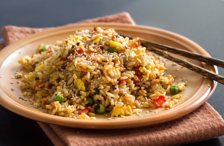 Večera z woku: Pražená ryža ako z čínskeho bistra. Ukážeme vám, ako si ju doma urobiť