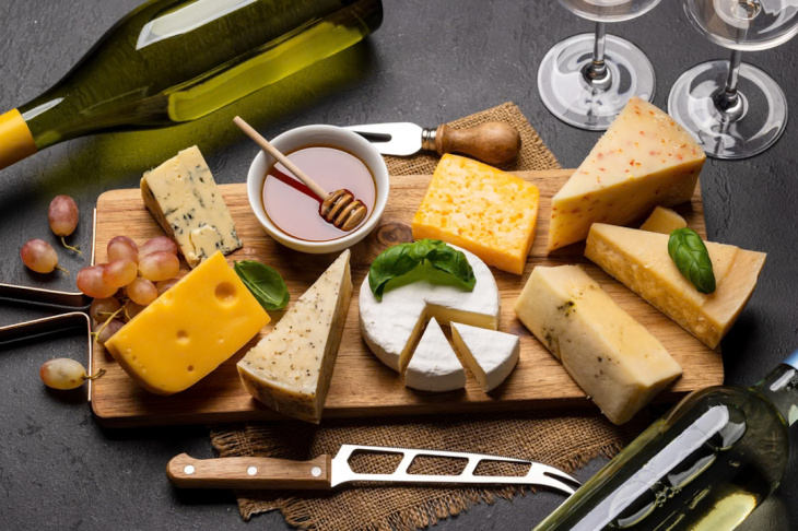 Efektné pohostenie: Plátky, prúžky, trojuholníky alebo kocky? Sprievodca krájaním syrov pre každého 