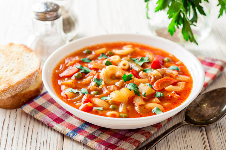 Talianska zeleninová polievka minestrone s cestovinou a parmezánom