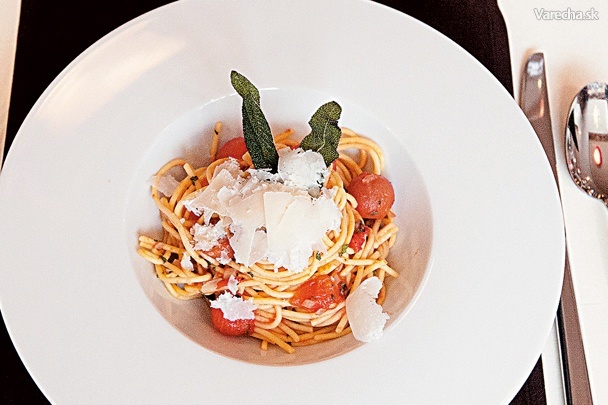 Kukuričné špagety s restovanými paradajkami