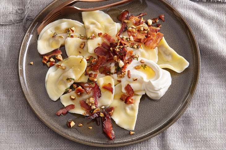 Ravioli plnené syrom so slaninou a s orieškami