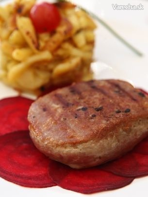 Teľací steak s cviklou, pretláčané zemiaky