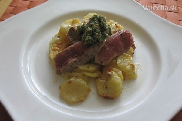Teľacie mäso so smotanovými zemiakmi a pestom