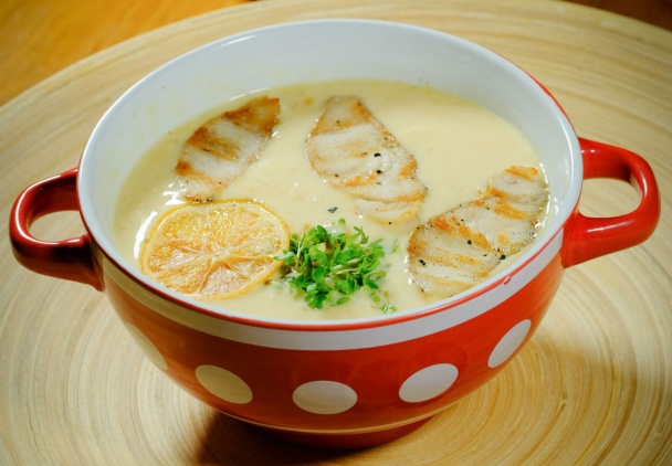 Biela polievka s morčacím mäsom a ryžou