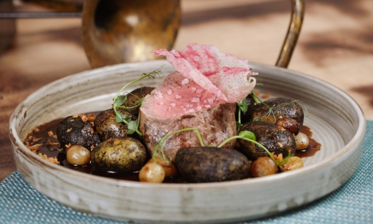 Hovädzí steak so zemiakmi v popole a s tymianovou omáčkou (fotorecept)