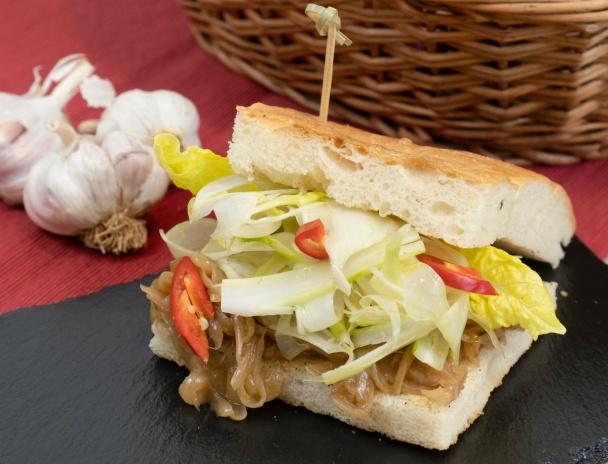 Obložený cesnakový sendvič s karamelizovanou cibuľou