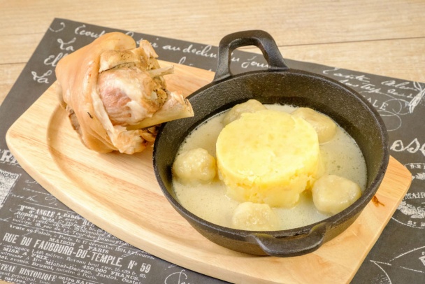 Bravčové koleno so zemiakovou polievkou s kapustnicou