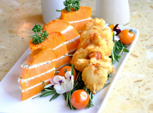 Kuracie ražniči v tempure s nákypom z batátov, zo syra a z kôpru