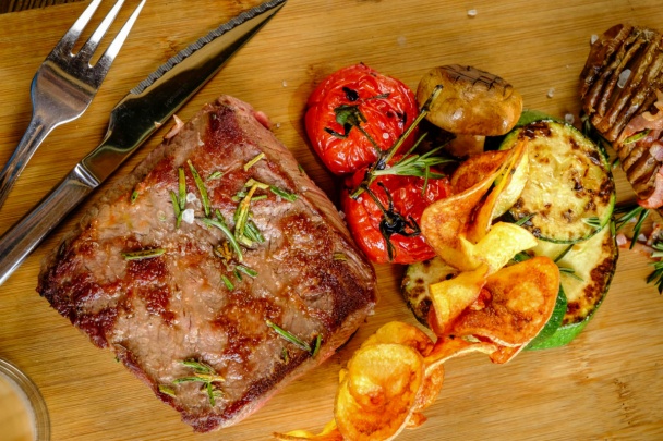 Top blade steak s pečenými zemiakmi a so zeleninou