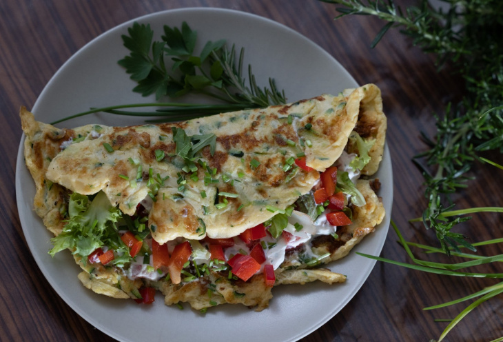 Cuketová omeleta s paprikovo–tvarohovou plnkou