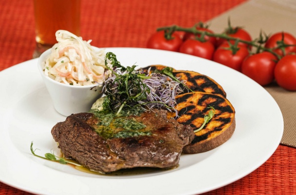 Rib eye steak s grilovaným batatom a so šalátom „coleslaw“