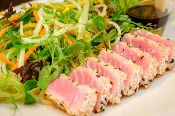 Tuniak so šalátom z rias wakame a so sójovo-zázvorovou zálievkou