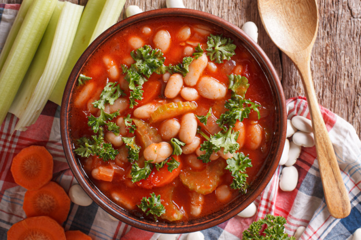 Rýchla minestrone - hustá zeleninová polievka s fazuľou a cestovinami 