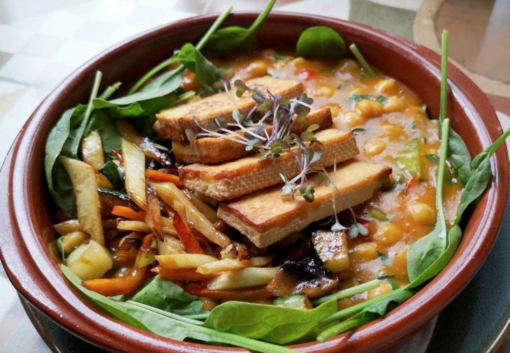 Cícerové karí s údeným tofu a so zeleninou