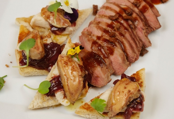 Kačacie prsia s marmeládou z červenej cibule, s foie gras a so zelerovým pyré