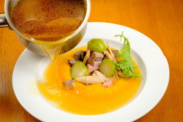 Černá polévka – Vývar so zeleninou a s karamelom