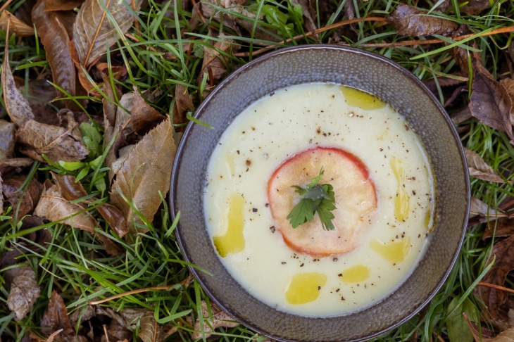 Pórovo–zelerová polievka s jablkami