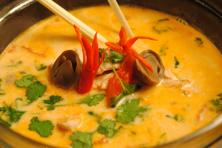 Tom Kha Gai – ostrá hydinová polievka s kokosovým mliekom