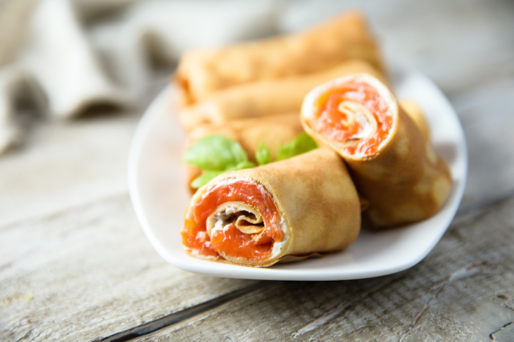 Palacinkové roládky s údeným lososom