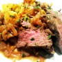 Steak z daniela s opekanými zemiakmi a cibuľovou omáčkou (fotorecept)
