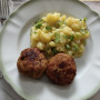 Fašírky so zemiakovo-cibuľovým šalátom (fotorecept)