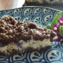 Strúhaný kakaový koláč s tvarohom a čučoriedkami (fotorecept)