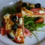 Bruschetta s kozím syrom, paradajkami, čiernymi olivami, kôprom a s rucolovým šalátom