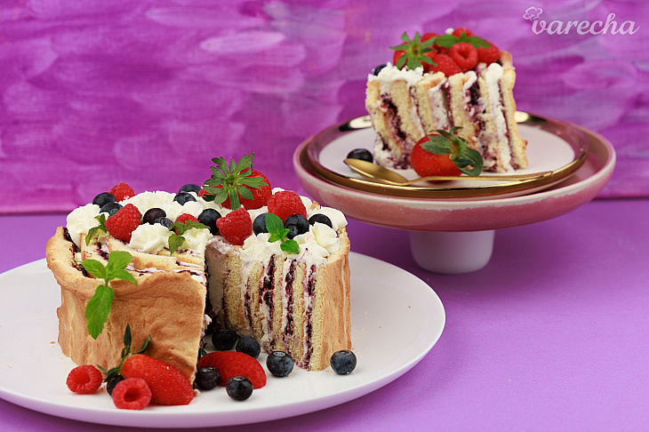 Rolovaná piškótová torta s mascarpone a ovocím