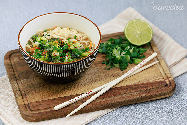Rýchla zeleninová polievka s ázijskými rezancami