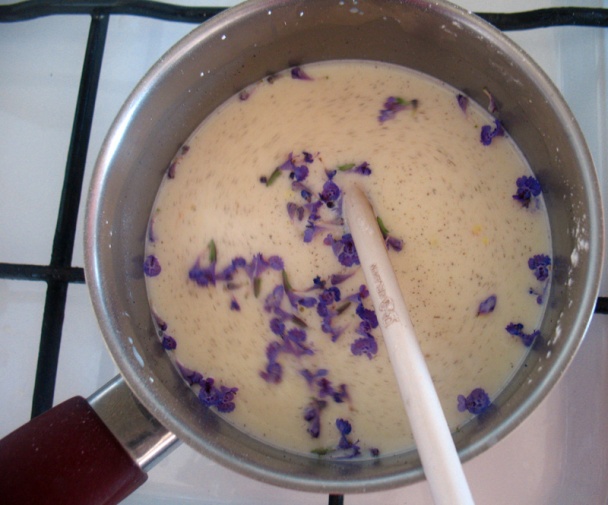 Levanduľovo-vanilková veža s omáčkou z bielej čokolády (fotorecept) - obrázok 3