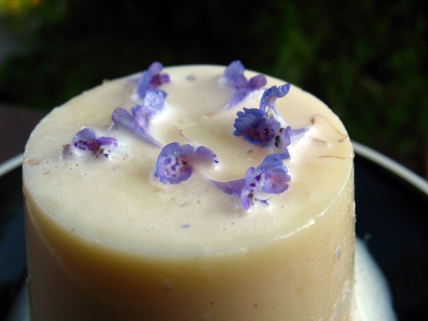 Levanduľovo-vanilková veža s omáčkou z bielej čokolády (fotorecept) - obrázok 12