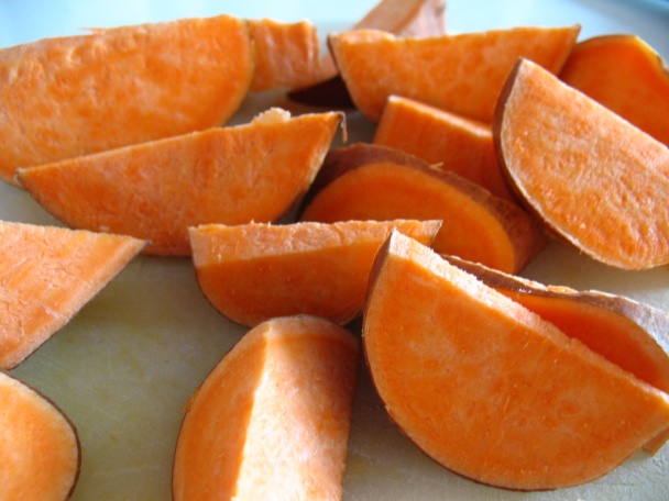 Pečené batáty s cesnakovým dipom  - obrázok 1