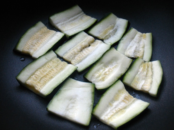 Orestované cukinové plátky s tuniakom a kapary  - obrázok 1