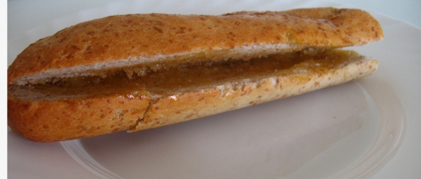 Bagetka s grilovaným baklažánom, sušenými paradajkami a kozím syrom - obrázok 1