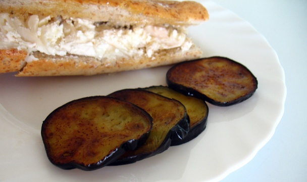 Bagetka s grilovaným baklažánom, sušenými paradajkami a kozím syrom - obrázok 3