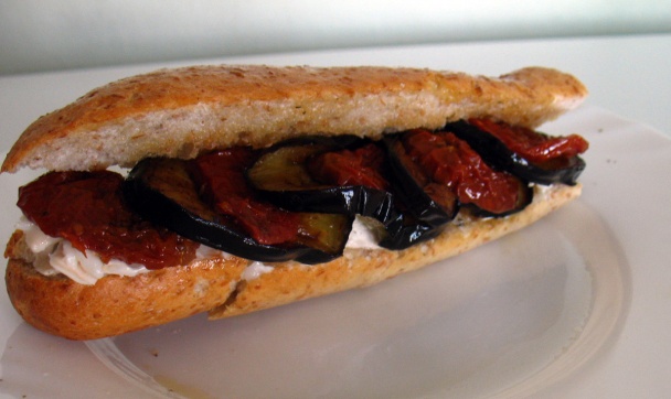 Bagetka s grilovaným baklažánom, sušenými paradajkami a kozím syrom - obrázok 4