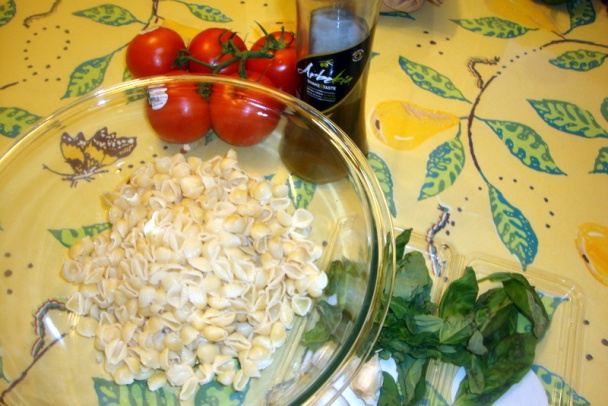 Letný paradajkový šalát s mušličkami a vyprážaným karfiolom (fotorecept) - obrázok 1