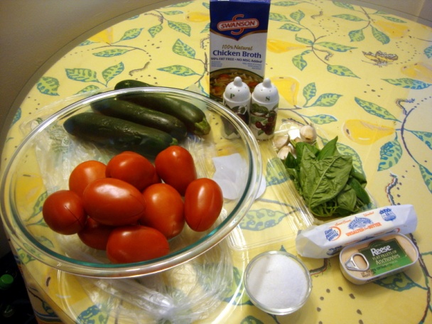 Jemná polievka z lúpaných paradajok s cuketami (fotorecept) - obrázok 1