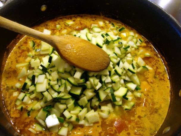 Jemná polievka z lúpaných paradajok s cuketami (fotorecept) - obrázok 6