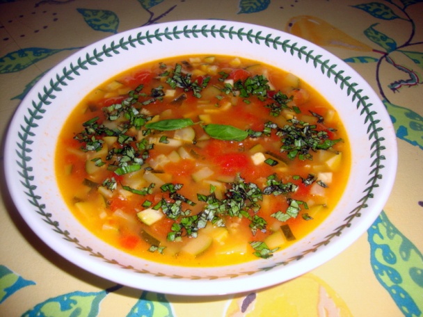 Jemná polievka z lúpaných paradajok s cuketami (fotorecept) - obrázok 7