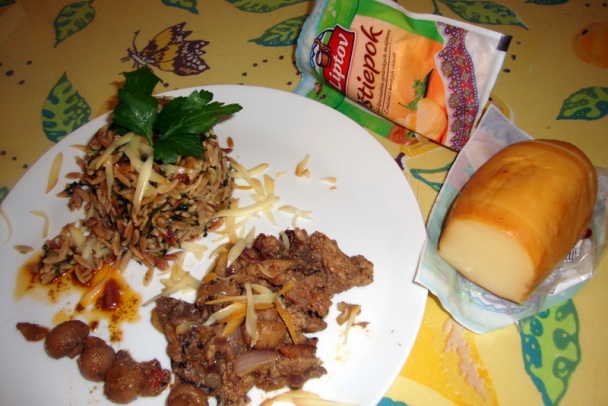 Kuracia pečeň s jadrovníkmi paprík a hubami (fotorecept) - obrázok 6