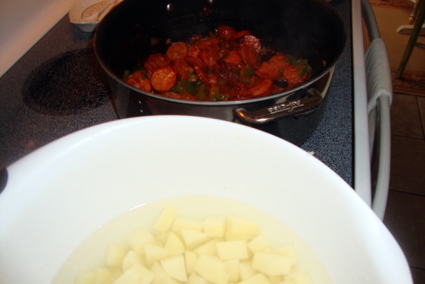 Zemiakový paprikáš s púchovskou klobásou (fotorecept) - obrázok 3