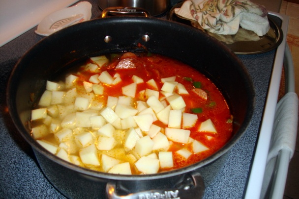 Zemiakový paprikáš s púchovskou klobásou (fotorecept) - obrázok 4